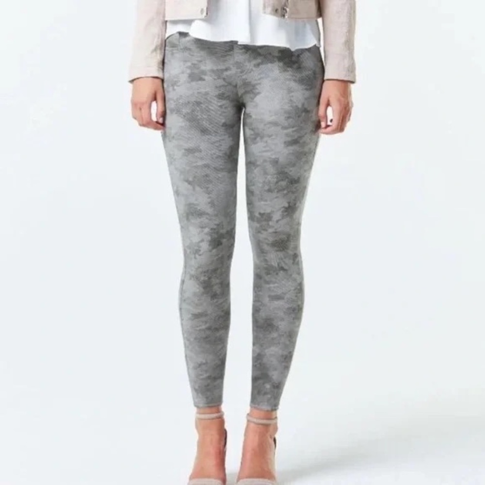 SPANX Jean-ish Ankle Leggings in Stone Wash Camo Size Medium